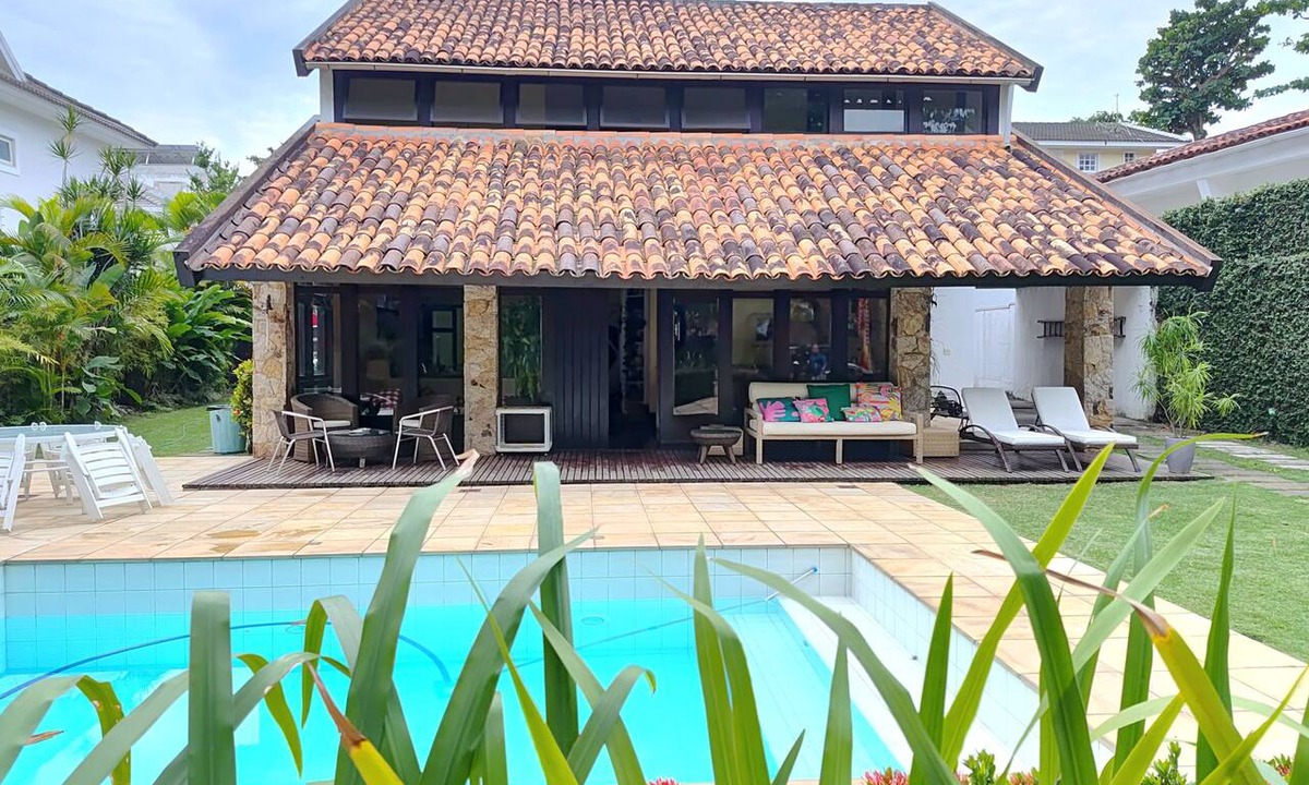 Barra da Tijuca House | House with 4 bedrooms, swimming pool and leisure area inside a secure gated community in Barra.