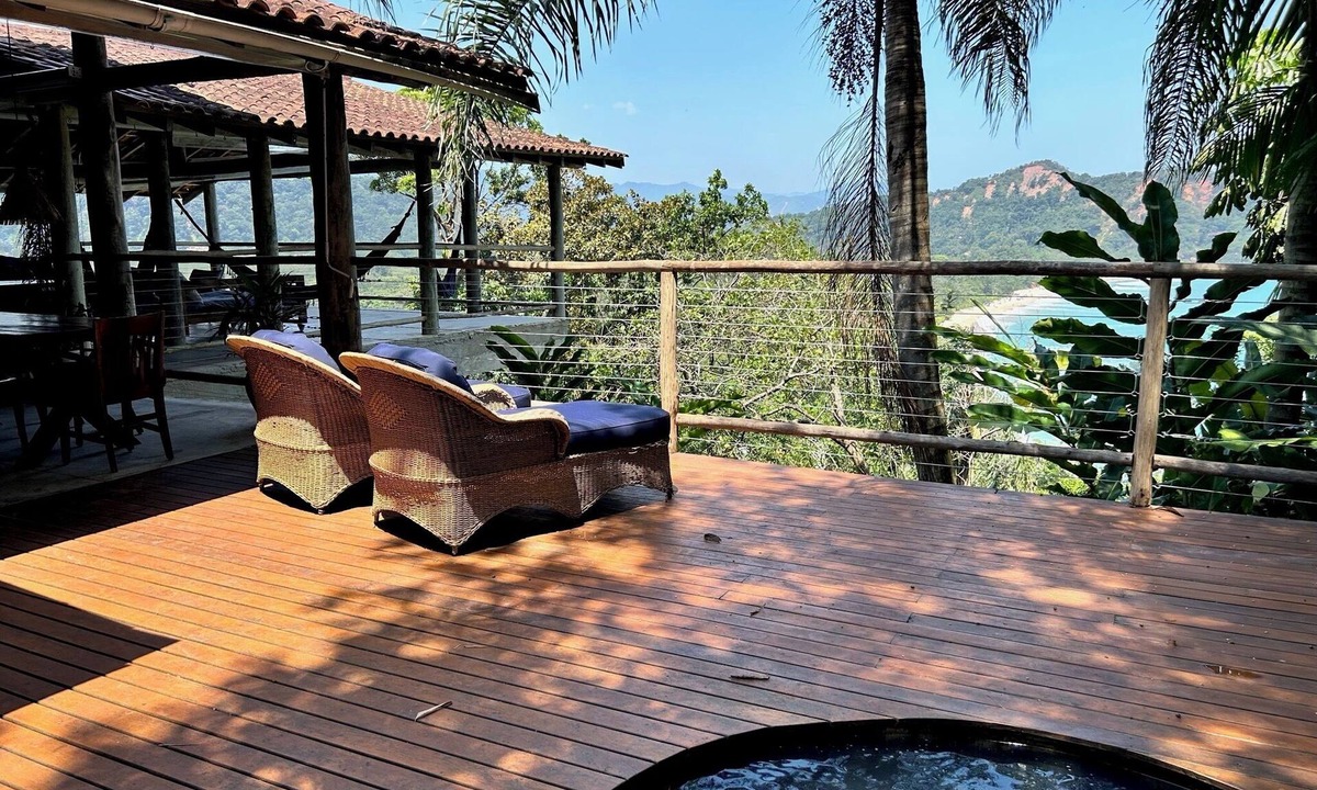 Barra do Sahy House | House with 7 suites and ocean views - Barra do Sahy Beach.