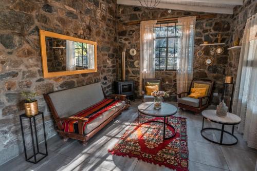 Alto Mieres House | La Casa de la Cascada