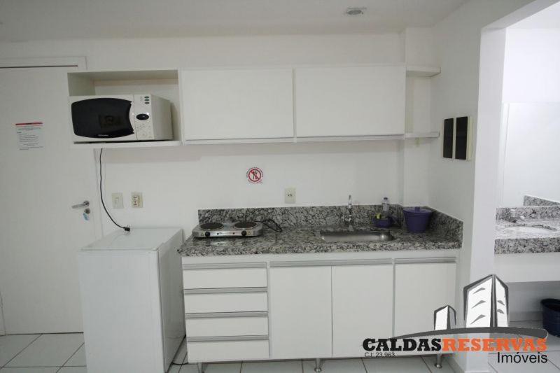 Setor Lagoa Quente Apartment | LAGOA QUENTE HOTEL - Apartamento 229 - 01º Andar - SUÍTE ESMERALDA - 01 quarto, sala, cozinha e banheiro *com fogão*