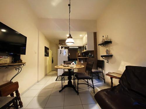 Leme Apartment | Lovely Studio Apartment in the Best part of Leme a few Steps from the Beach