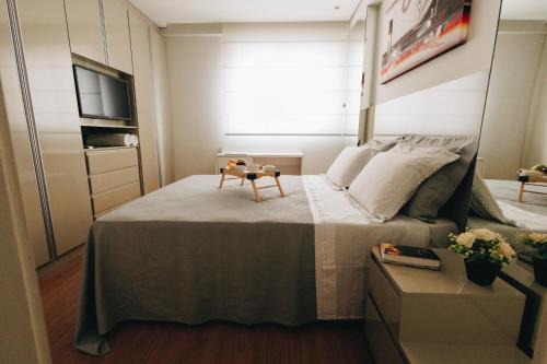 Melo Apartment | LRFlat 3 - Flat para pessoas exigentes com requinte e conforto próximo de tudo! Garagem e portaria 24h