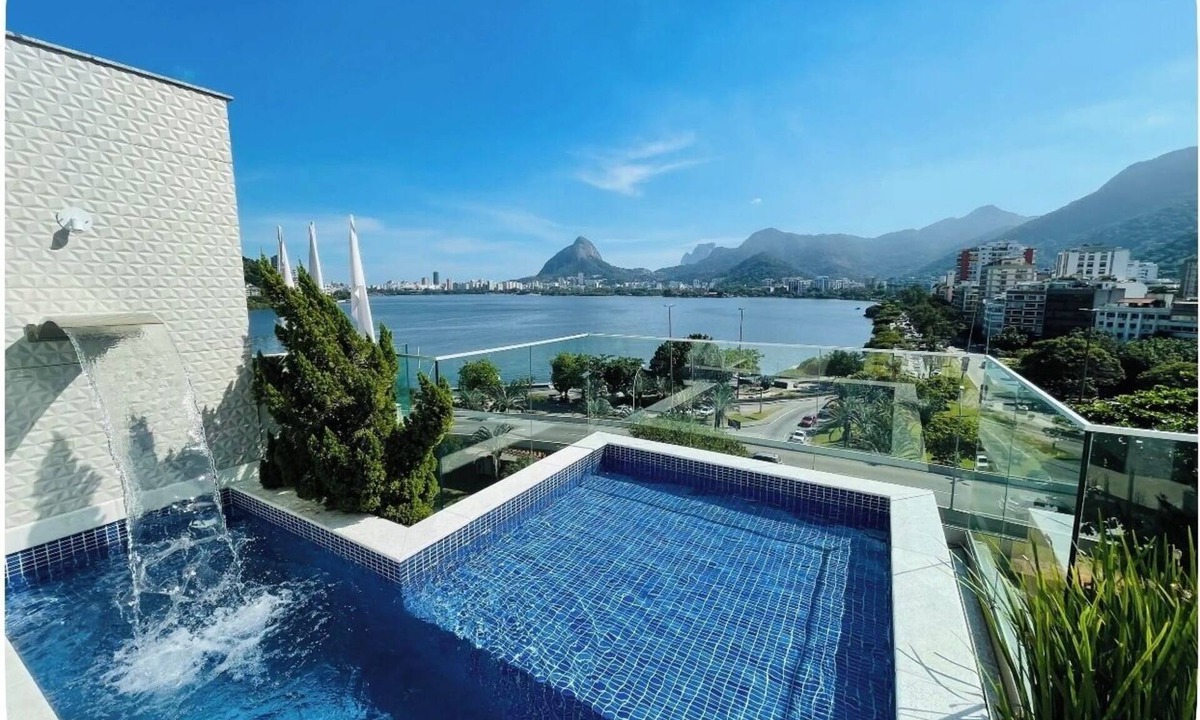 Zona Sul Apartment | Luxurious penthouse with a pool, sauna, and privacy.