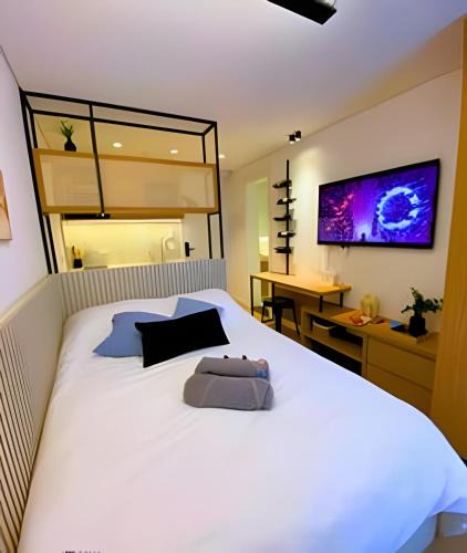 Agua Verde Apartment | Luxury Suite with Balcony & Wine | Batel Premium