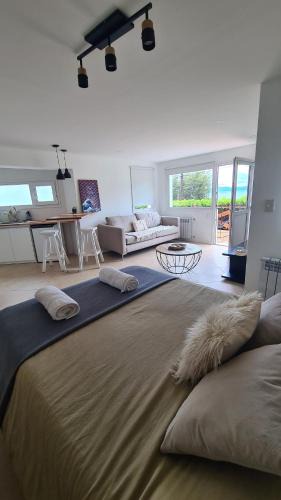 Playa Bonita Apartment | Monoambiente con deck y vista al lago en Playa Bonita
