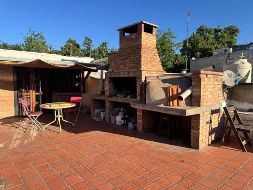 Godoy Cruz House | Plaza Godoy Cruz, habitacion y baño privado en casa 6 ambientes comunes, churrasquera parrilla