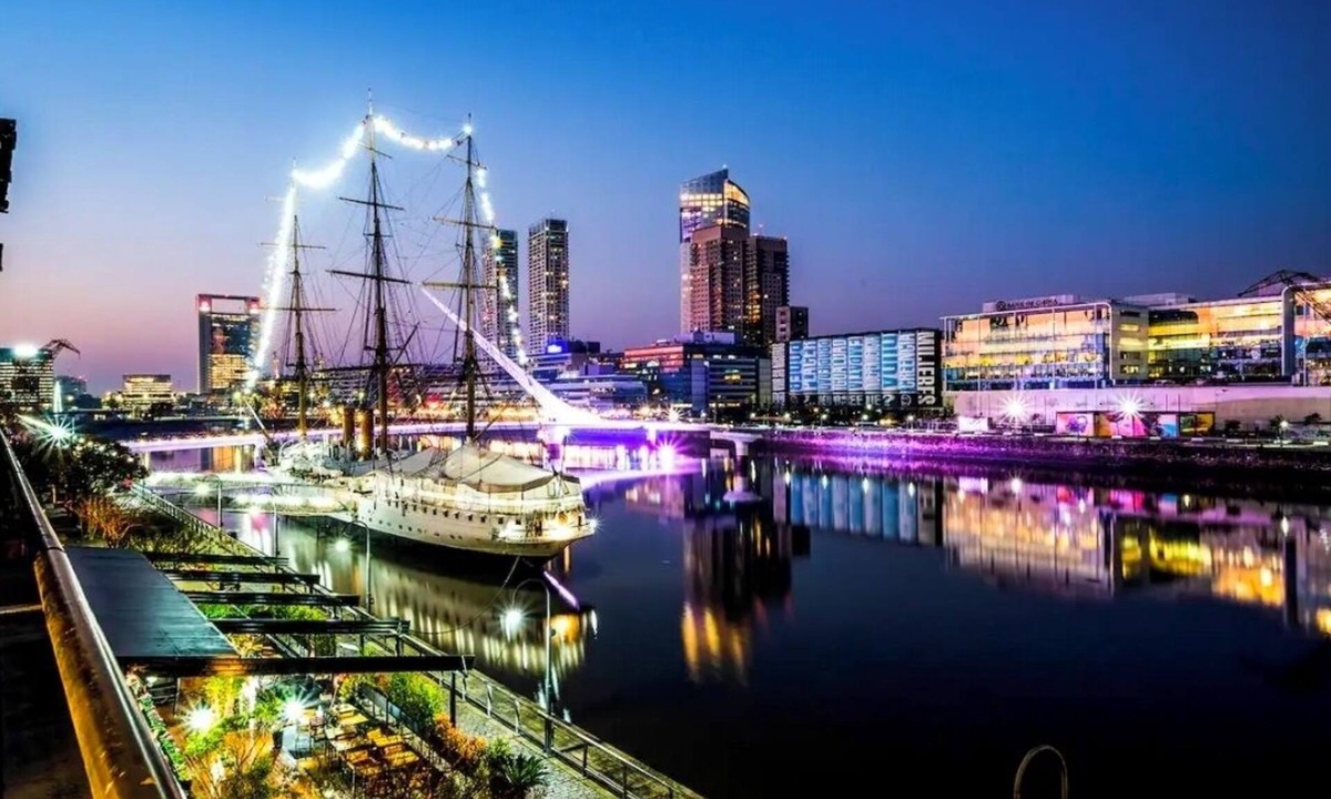 Buenos Aires Central Business District Apartment | Puerto Madero Techno Multispace with a Spa Touch and Starlink