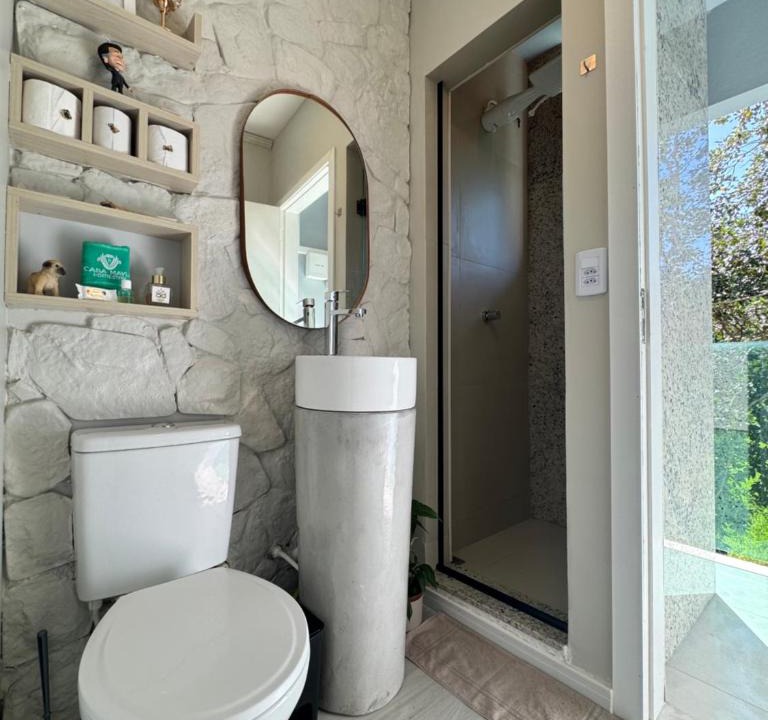 Capoeiras House | Quarto com Sacada, Ar, TV e Banheiro Uso Exclusivo em casa