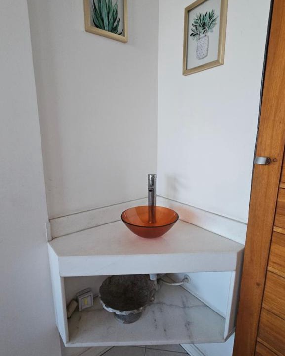 Duque de Caxias House | Quarto Plutão - banheiro privativo e ar condicionado