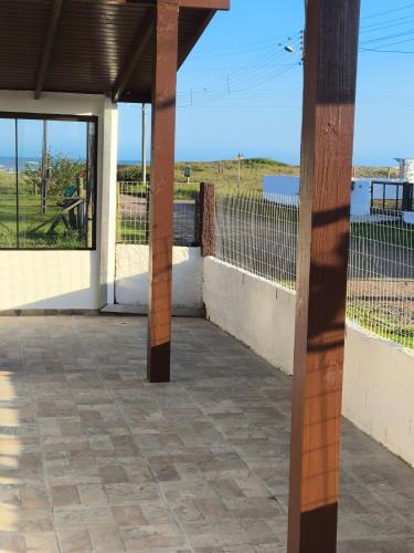 Balneario Arroio do Silva House | Refúgio com Bilhar, Churrasco e Vista Mar, branca