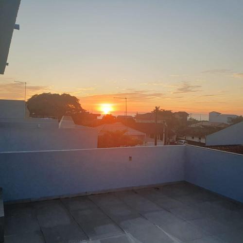 Guaratuba House | Sobrado 02 com Terraço Panorâmico e Churrasqueira - 4 min a pe ate a Praia - Condomínio Sobre as Ondas