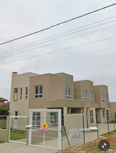 Guaratuba House | Sobrado com Arcondicionado, tomada 220V para veículo elétrico e Wi-Fi em Coroados Guaratuba
