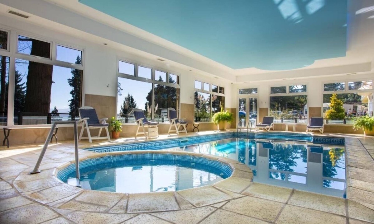 San Carlos de Bariloche Hotel | Spectacular Family Room with Easy Access to Bariloche Sites & Breakfast