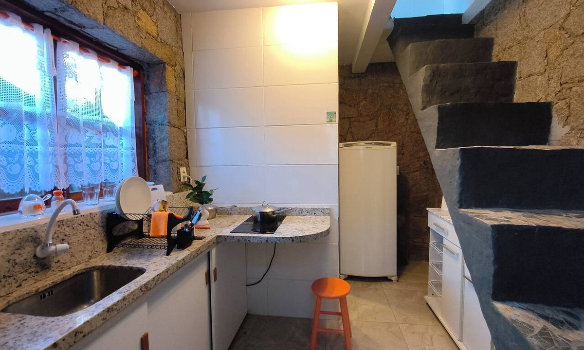 Trindade House | Stone outbuilding in Trindade, very close to UFSC and Vila Romana Shopping Mall.