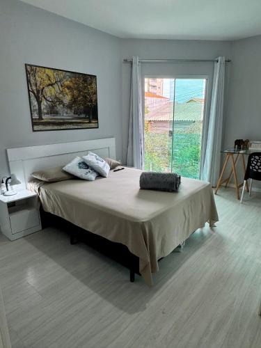 Capoeiras House | Suíte Conforto com AR, TV e sacada em Florianópolis