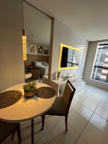 Caminho das Arvores Apartment | Suíte luxo com tela de cinema no América Towers Studio Residence