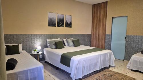 Rubineia House | Suítes privativas, camas confortáveis, piscina, churrasqueira e playground, Roupa de Cama e tolha de banho.
