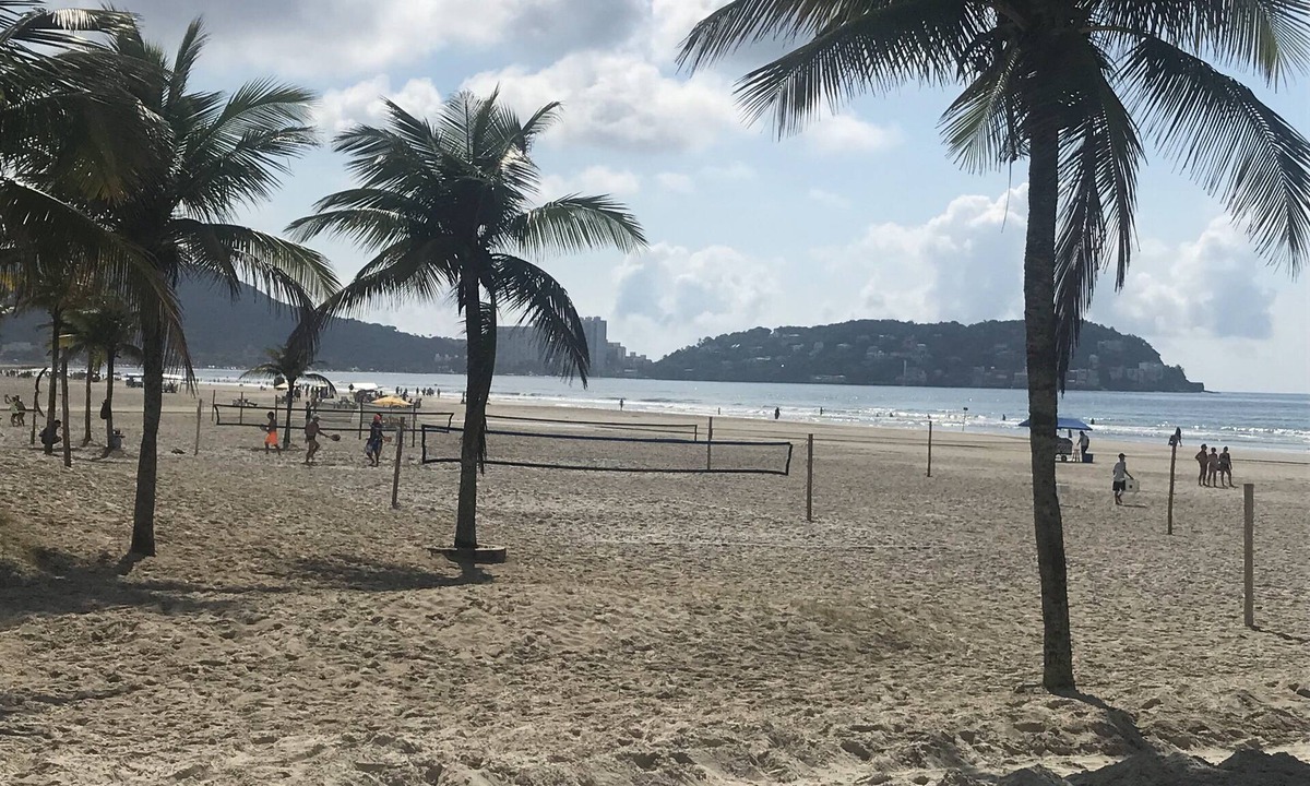 Jardim Vitoria Apartment | Super Spacious Apartment - 2 Bedrooms - Enseada - 250 meters from the beach.