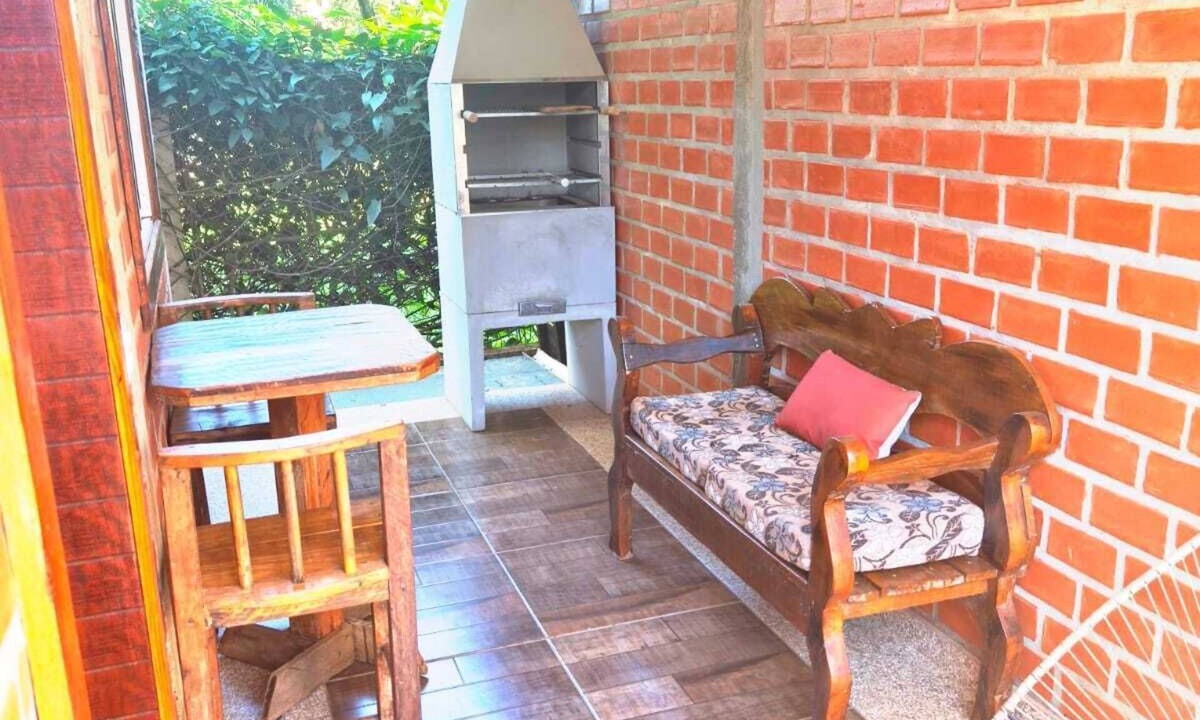 Bonito Ski Chalet | Tarumã Challes 03, complete chalet with balcony and barbecue, pets allowed.