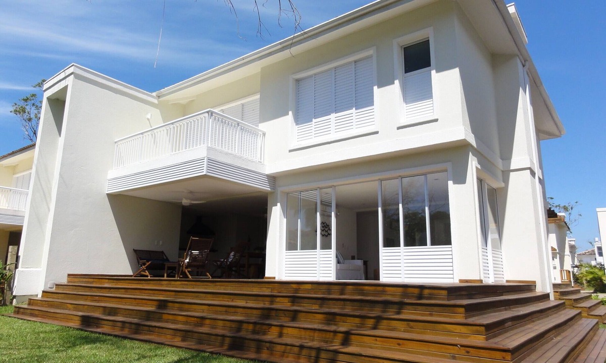 Juquehy Condo | Tasteful design at the Raízes de Juquehy Condominium, one block from the beach.