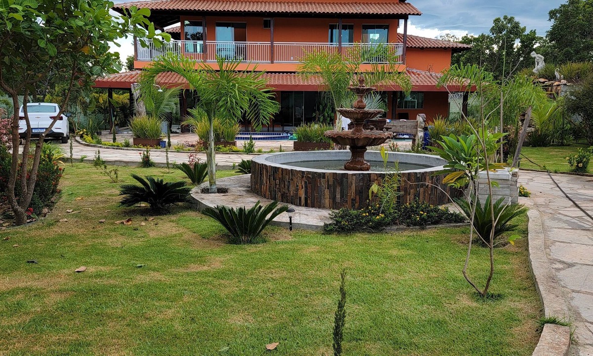 Aruana House | Two-story house with sauna, swimming pool, hot tub, soccer field, barbecue area, etc.
