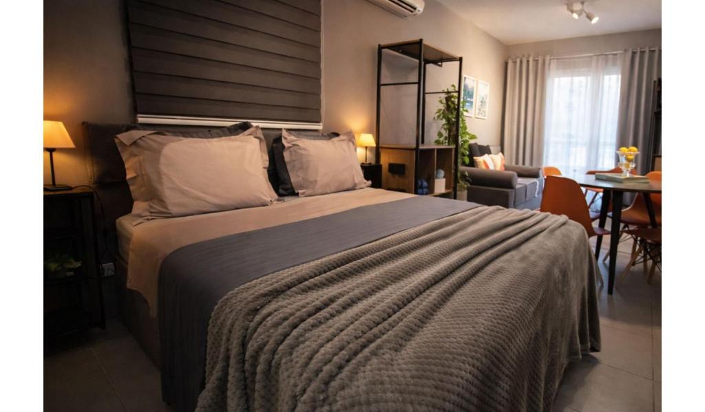 Boqueirao Apartment | Varanda Mar - Estúdio com Varanda - 100m da Praia - Boqueirão