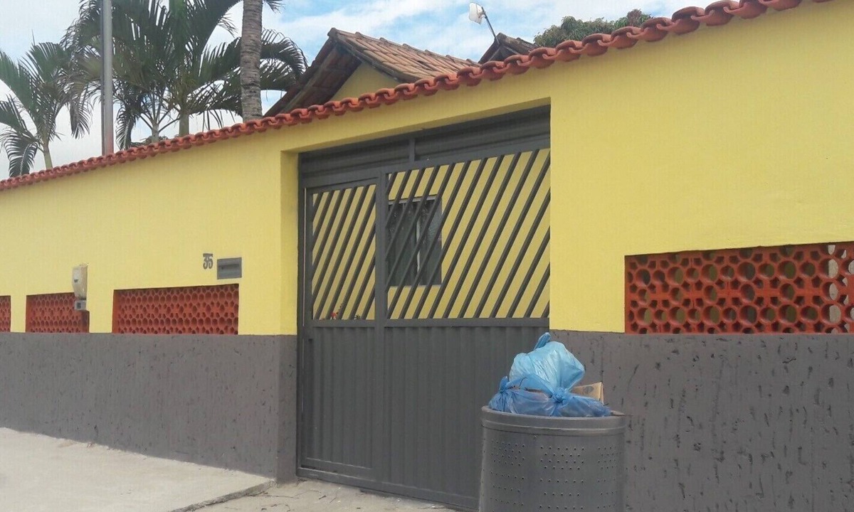 Prado House | Yellow Holiday Home