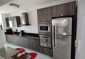 2 Bedroom Apartment, 1Min from the BEACH, SACADE w/BBQ and Wifi