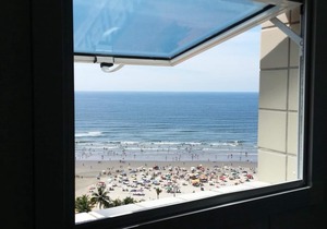 2 Bedroom Apartment, 1Min from the BEACH, SACADE w/BBQ and Wifi