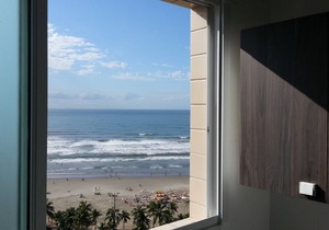 2 Bedroom Apartment, 1Min from the BEACH, SACADE w/BBQ and Wifi