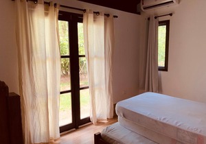 Casa em amb. familiar junto a natureza e ao rio Cambury
