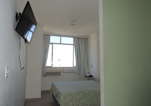Guarujá, Praia das Pitangueiras, Flat with services, one block from the beach.