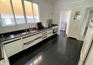 House in gated community in Jardim Acapulco