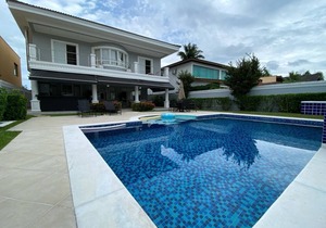 House in gated community in Jardim Acapulco