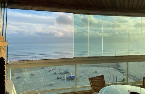 Canto do Forte Apartment | Apto Varanda Gourmet frente ao mar com Wi-Fi
