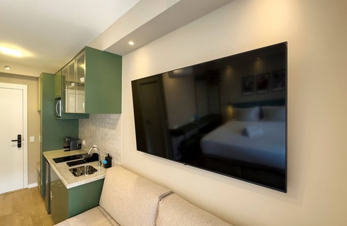 Santo Amaro House | Brooklin Studio: US Consulate & Racetrack