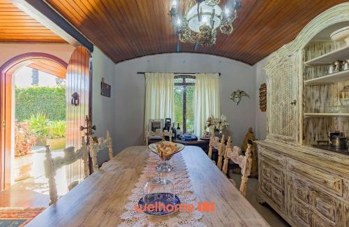 Vila Albertina House | Casa em Campos do Jordão com Varanda e Lareira