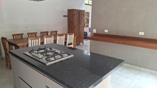 Maresias House | Condominio Vila dos Tucanos Canto Moreira 1 quadra da praia , 4 quartos , 3 banheiros ,q tenis, piscina , churrasqueira privativa ,portaria 24 hs