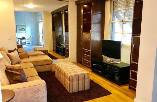 Republica Apartment | Grand Bhaus Family Republica - Prédio Histórico - Centro - Metrô ao lado - 126m2 - Acomoda 4 pessoas