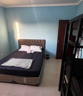 Itapevi Hostel | Refúgio Aconchegante com Garagem, Ônibus e trem