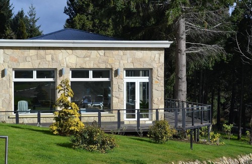 San Carlos de Bariloche Hotel | 2 Relaxing Lake-View Rooms Near Nature Trails & City Hub for Groups w/Breakfast