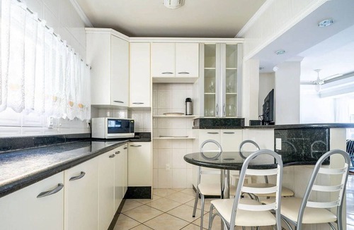 Centro Apartment | 3 Bedroom apt 100m fr/the Central Beach BC Edg401