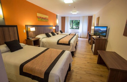 San Carlos de Bariloche Hotel | 4 Garden-View Rooms w/Breakfast Near Nahuel Huapi & Playa Del Centro