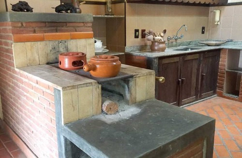 Piedade House | Acomodações Aconchegantes, Salão Gourmet, Piscina, Muito Verde e Tranquilidade