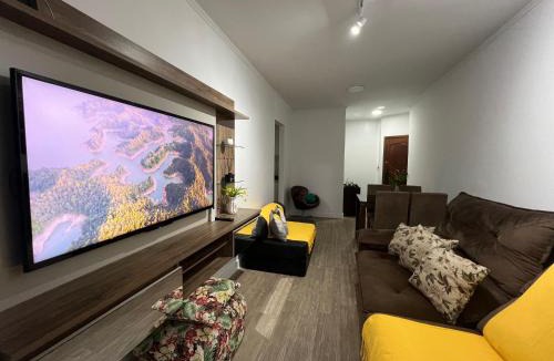 Canto do Forte Apartment | Aconchego no Canto do Forte - Ar Condicionados - Tvs Grandes - Wi-fi e Estacionamento Incluso!