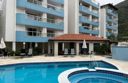 Praia da Enseada Apartment | Apartamento 23A para 6 pessoas com Piscina e Churrasqueira no Cond Torremolinos Beach a 80m para Pé na areia na Praia da Enseada Ubatuba