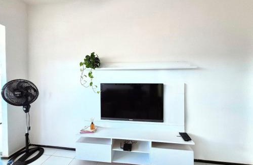 Teixeira de Freitas Apartment | Apartamento com varanda e VISTA para RUA, TV e 2 suítes