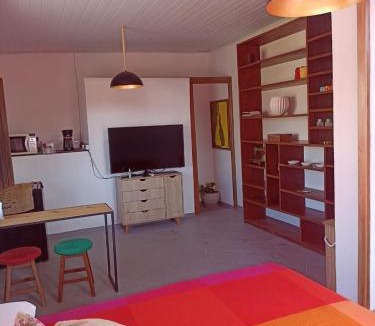 Pontal Apartment | Apartamento Charmoso - Localização Privilegiada Enfrente Aeroporto - Perto de tudo - 2 minutos orla mar - Ar Cond, Frigobar, Tv 50, WIFI