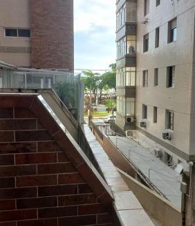 Embare Apartment | Apartamento Frente Praia Embaré - Varanda Aconchegante - Pet Friendly