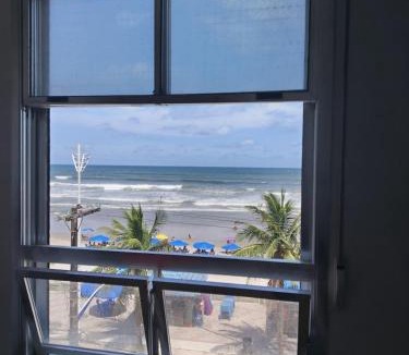 Mongagua Apartment | Apartamento pé na Areia com Garagem no Centro